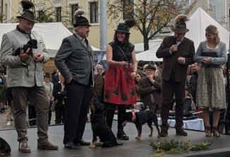 Rubner Peter stellt den DJT bei dem Landeshubertustag am
Domplatz in Brixen vor.